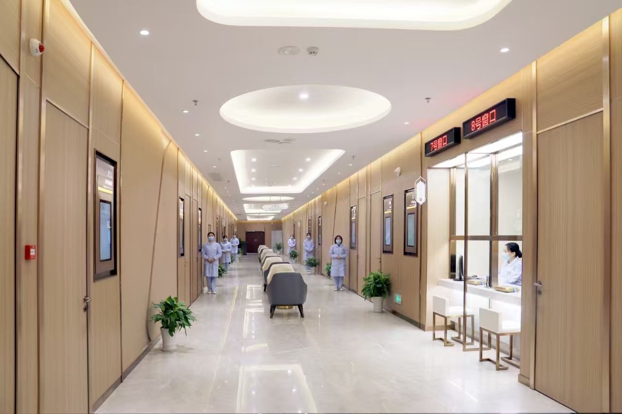 Nanchang Huarui Hospital · Health check corridor