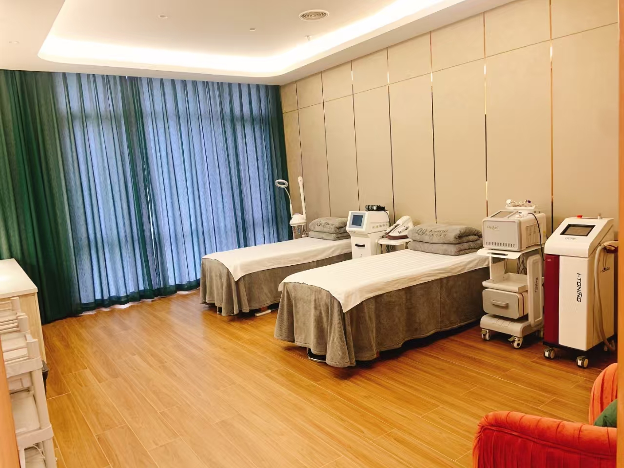 Nanchang Huarui Hospital · Twin-bed room interior